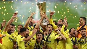 Los jugadores del Villarreal festejan el título alzando del trofeo de campeones de la Europa League.