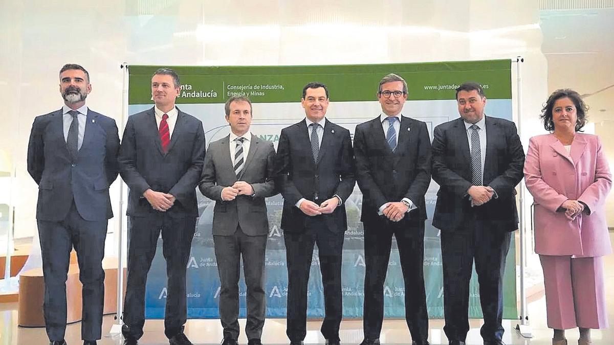 Foto de familia durante la firma de la alianza andaluza para el desarrollo del biogás y biometano.
