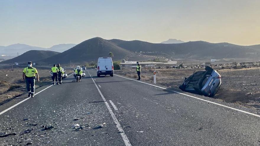 A la derecha, el otro vehículo implicado en el accidente cerca de Tarajalejo.