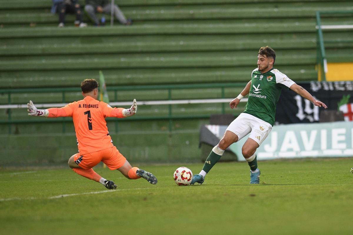 Acción anterior al gol de Joserra, cuando Chris remate ante el meta madrileño.