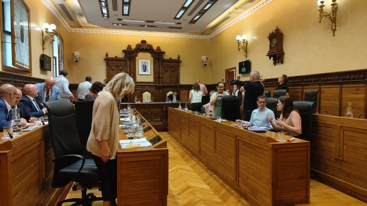 De ser "una mala católica" a "trabajar poco": las broncas entre Vox con IU y Podemos obligan a suspender el Pleno de Gijón