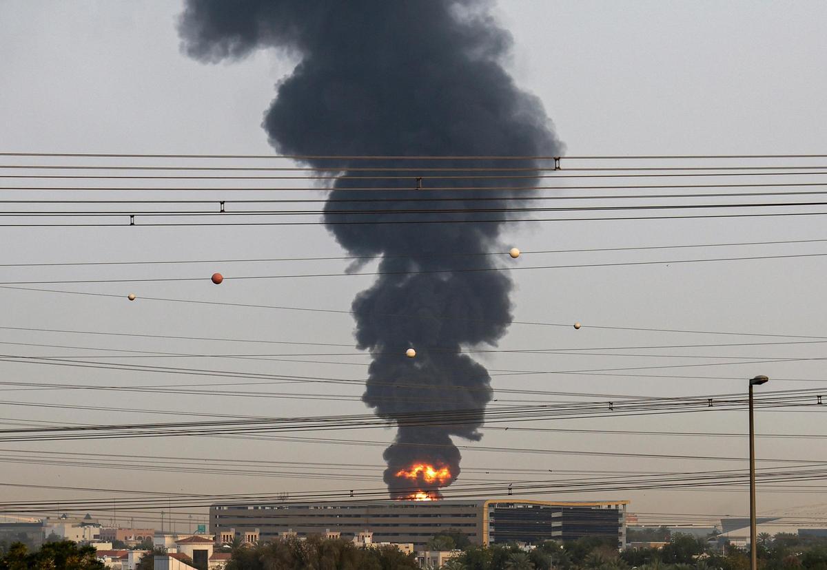 Brand in der Nähe des Flughafens Dubai nach einem Drohnenangriff.