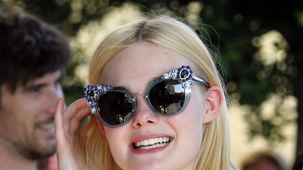 Elle Fanning con sus gafas Miu Miu