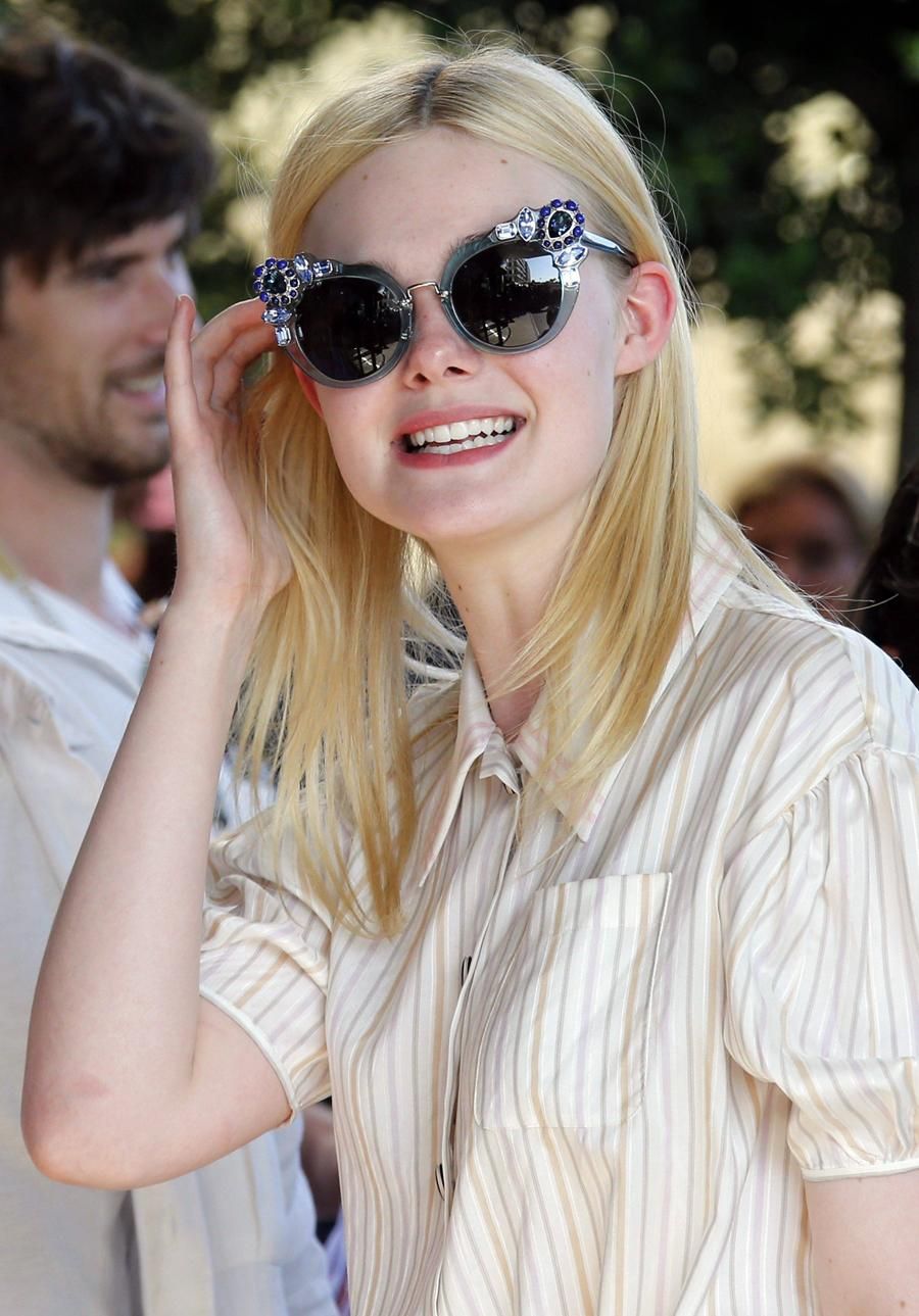 Elle Fanning con sus gafas Miu Miu