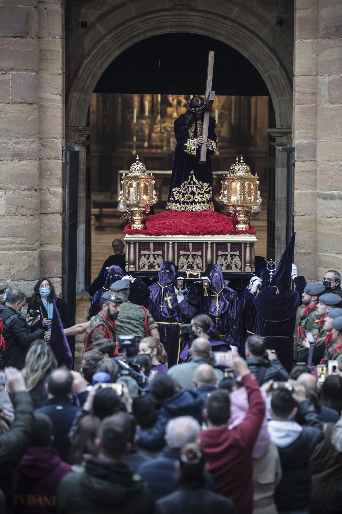 EN IMÁGENES: Así fue la procesión del Nazareno por las calles de Oviedo