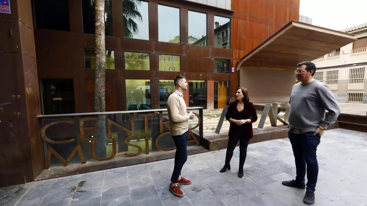 Sara Fernández con los todavía gestores de Las Armas de Zaragoza.
