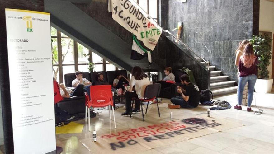 Los estudiantes se citan hoy con el rector de la UEx en otra jornada de protesta