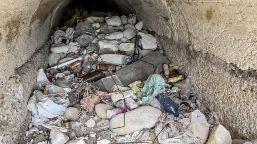 Basura acumulada en el entorno de la playa del Cocó, a escasos metros del Postiguet.