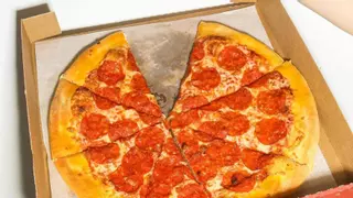 Alerta sanitaria por esta peligrosa forma de cocinar la pizza: "Perfecto para bacterias como Salmonella o Listeria"