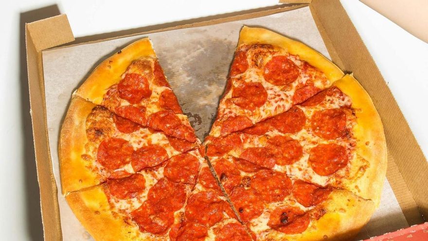 Alerta sanitaria por esta peligrosa forma de cocinar la pizza: &quot;Perfecto para bacterias como Salmonella o Listeria&quot;