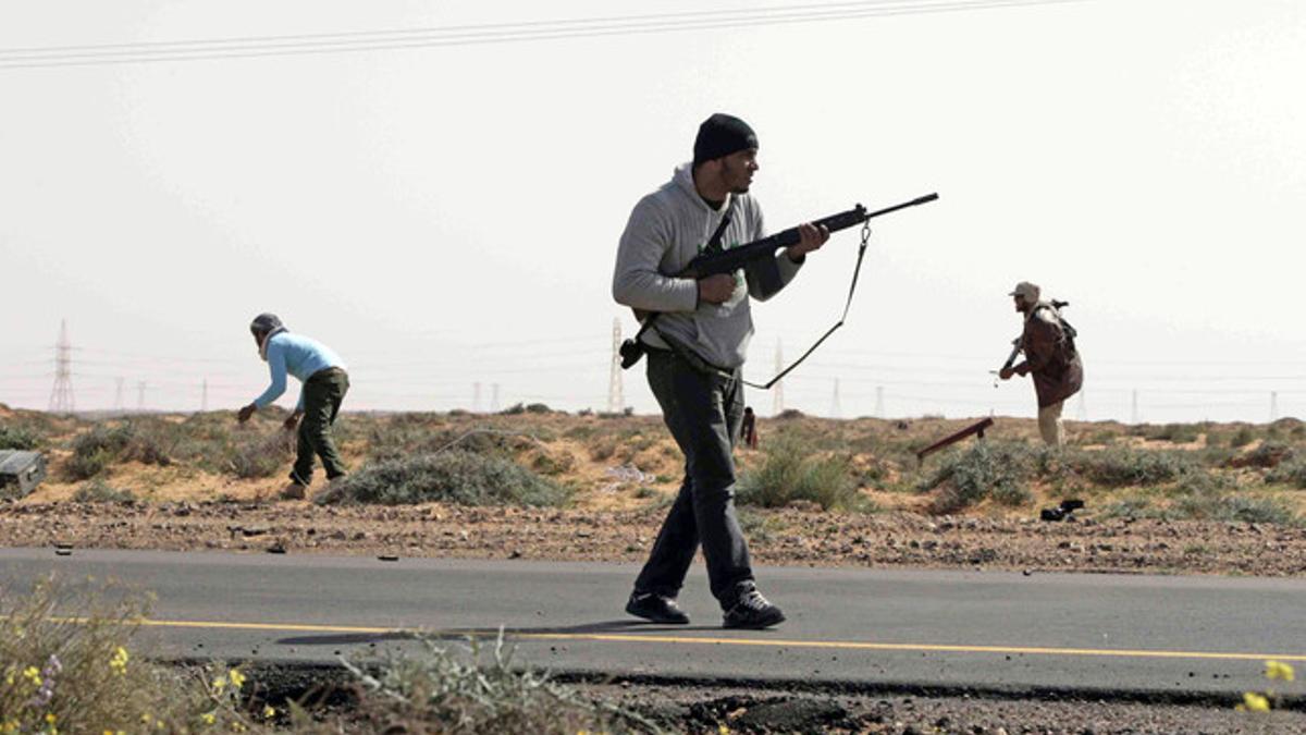 Miembros del Ejército rebelde en pleno combate, a unos 120 kilómetros de Sirte.