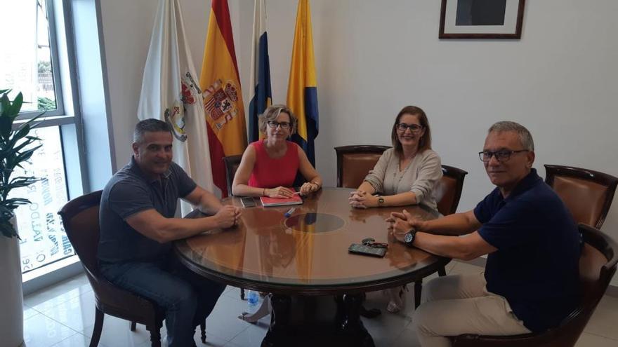 Reunión de la concejala Inés Rodríguez con los organizadores de las charlas.