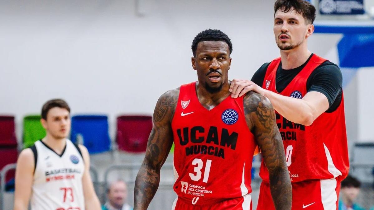 Ennis y Rodions Kurucs, del UCAM Murcia, durante un partido de la BCL este año.