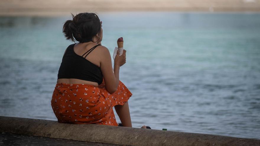 Alerta en Canarias por temperaturas veraniegas máximas en primavera y prealerta por calima