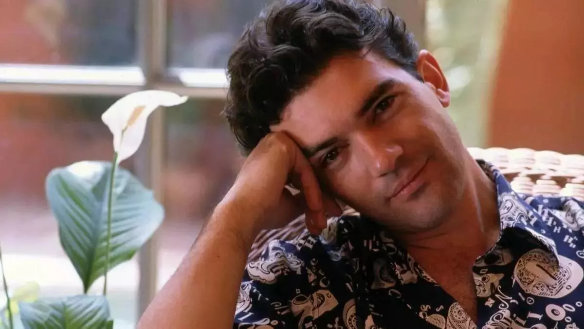 Antonio Banderas (65 años): "Mi madre me cosió bolsillos interiores en los pantalones para que no me robaran el dinero si alguien me agredía"