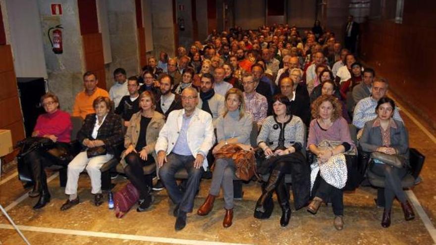 Lleno en el auditorio do Areal vigués para oir la charla sobre la &quot;civilización capitalista&quot;.  // Ricardo Grobas