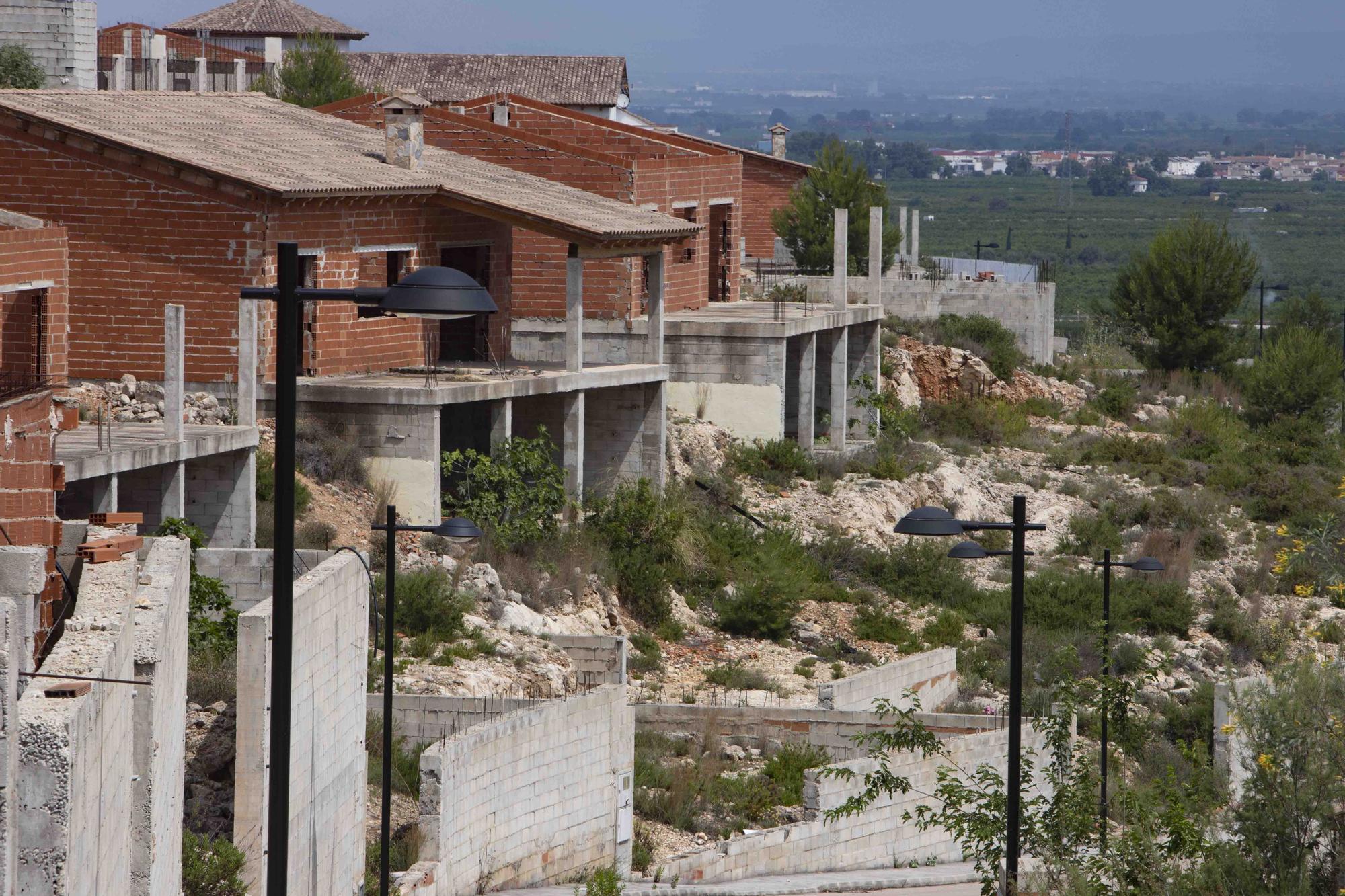Urbanización la Besana paralizada desde 2008, en l’Énova.