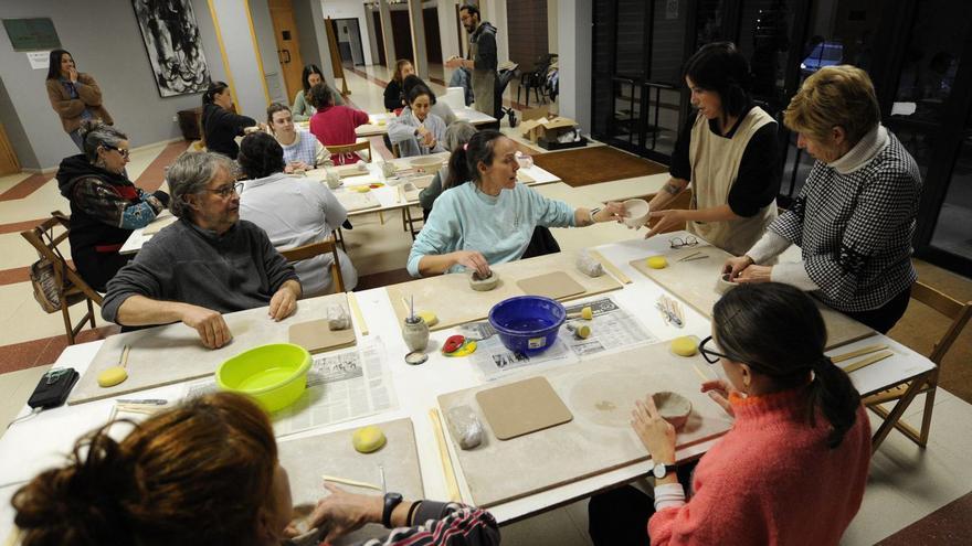 Comeza o obradoiro de cerámica do programa Ronsel | BERNABÉ/JAVIER LALÍN