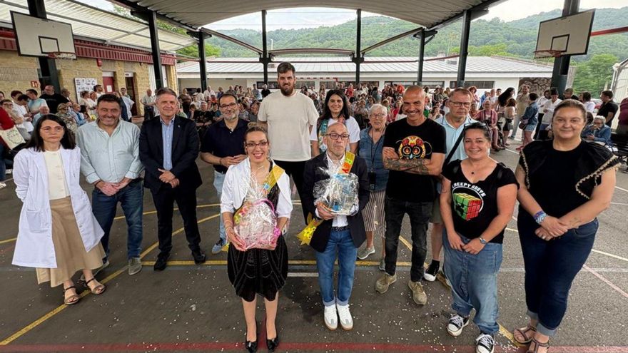 Vanessa Sahornil y César Serrano, con sus bandas y regalos, entre las autoridades que acudieron a la fiesta. | D. O.
