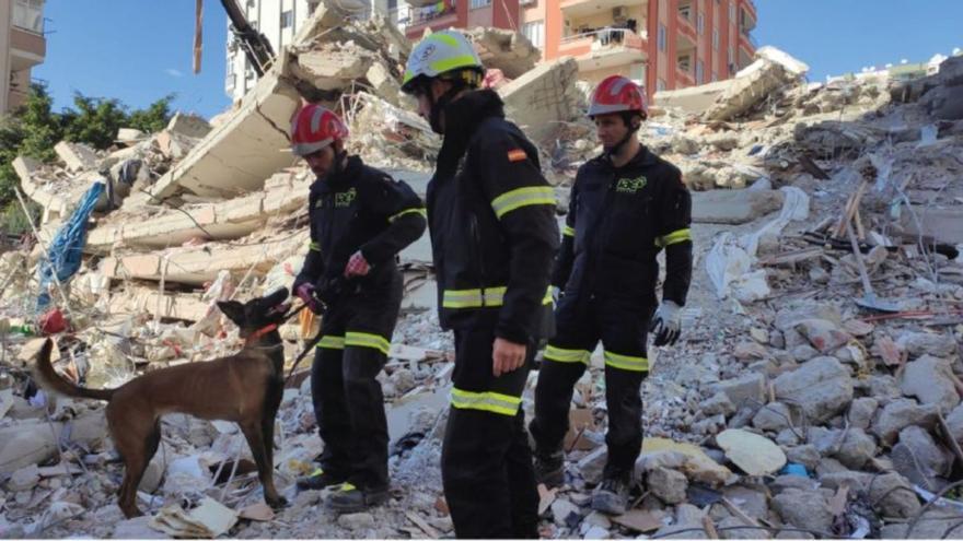 Vivendas derruídas polos terremotos.   | // FDV