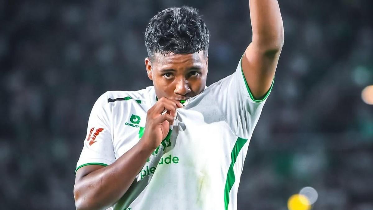 Jeremy Arévalo besándose el escudo del Racing Santander