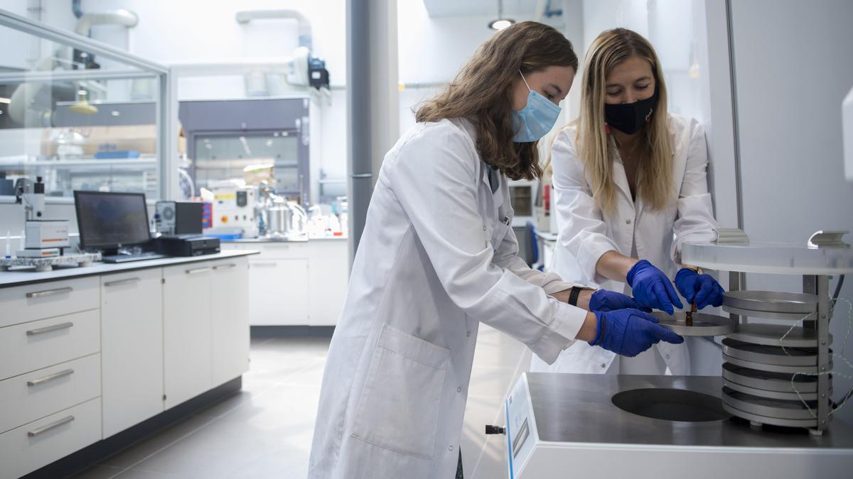 Investigadoras trabajan en el desarrollo de una vacuna experimental contra el covid-19 desarrollada en el Instituto Químico de Sarrià (IQS)