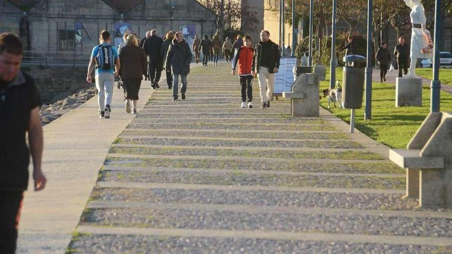 Gente paseando y disfrutando del buen tiempo por el paseo de Cangas. // Gonzalo Núñez