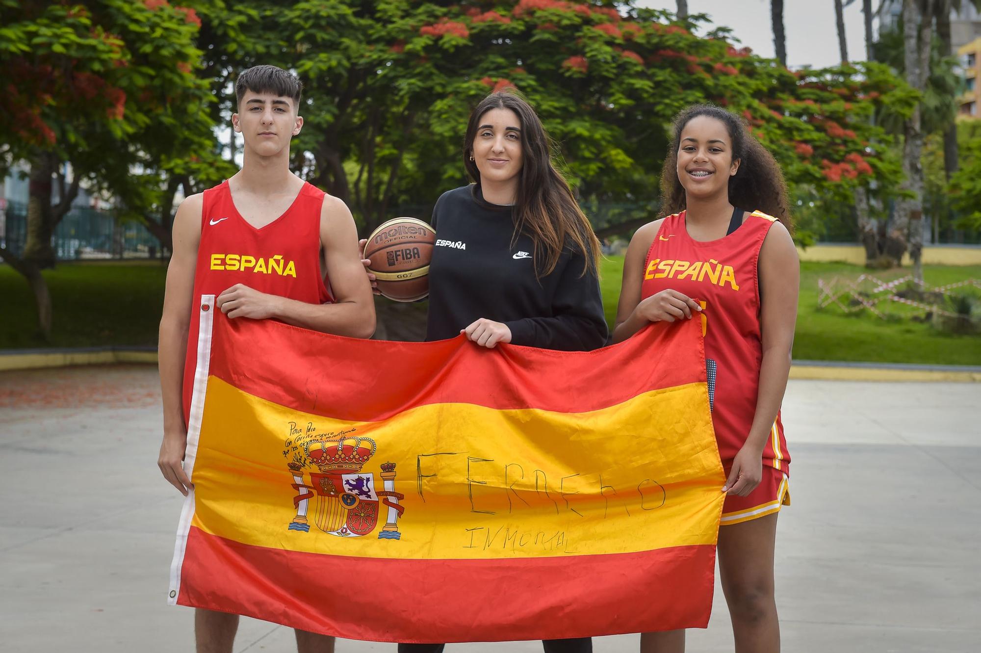 Lucas y Claudia Langarita, junto a su prima Aminata Mamadou Hernández, que ya destaca en las categorías inferiores de la selección.