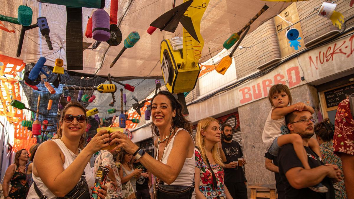 Decoración de la calle La Perla el día que empiezan las fiestas de Gràcia