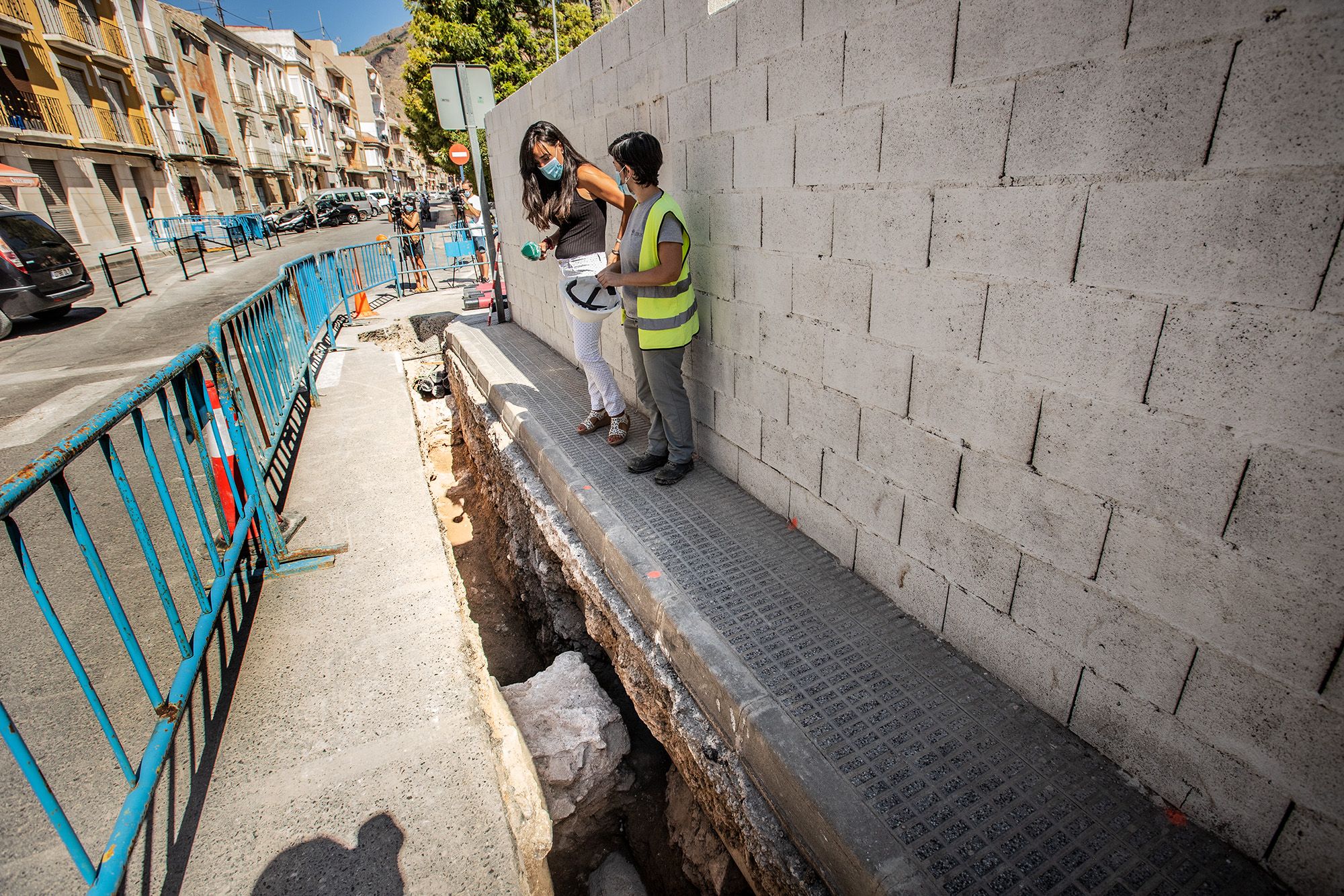 Hallan nuevos restos de las murallas y viviendas medievales en el casco urbano de Orihuela