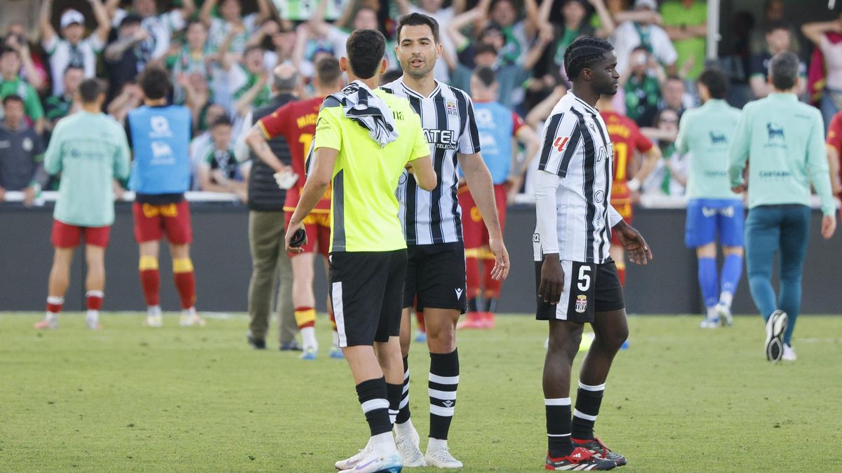 Andy Rodríguez saluda a Sergio Guerrero tras un partido.