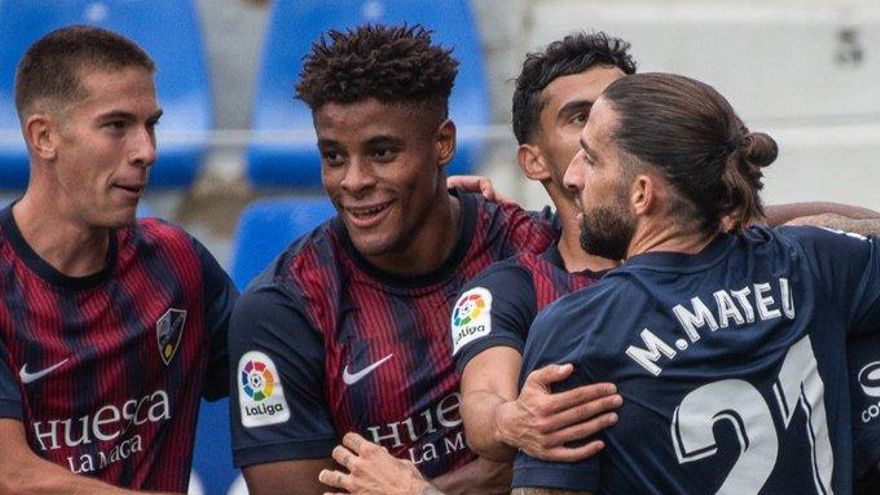 Los jugadores del Huesca celebran el triunfo ante el Leganés.