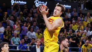 Vesely volvió a cumplir con su rol, trabajando en defensa y aportando puntos