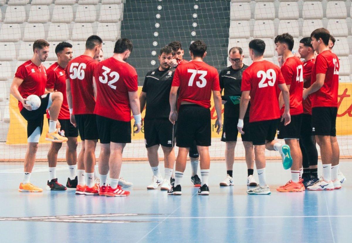 Toni Malla da instrucciones en un entrenamiento.