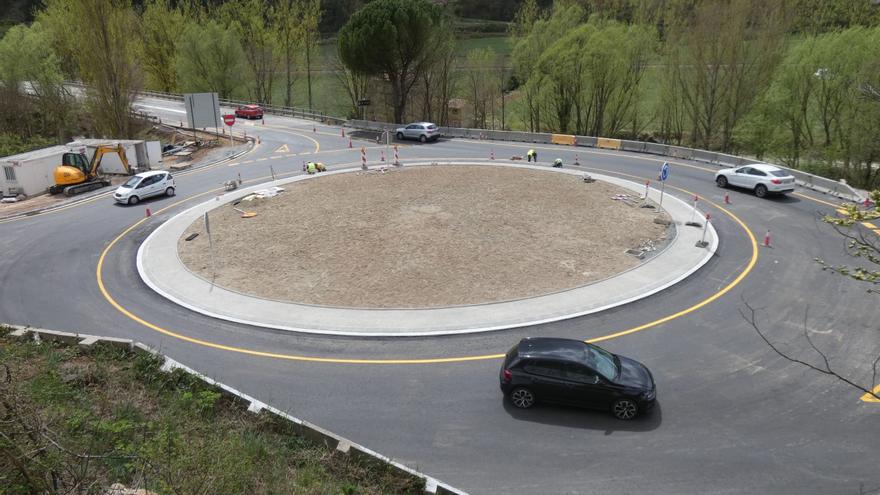 Els vehicles ja poden circular per la rotonda de la font dels Sants de Ripoll