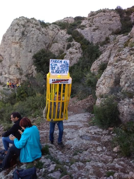 Cadena humana a Montserrat per reclamar l'alliberament dels líders independentistes