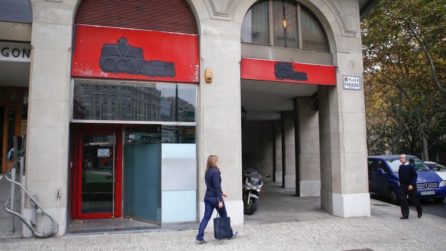 La banca frena el cierre de oficinas en Aragón tras clausurar la mitad de  la red