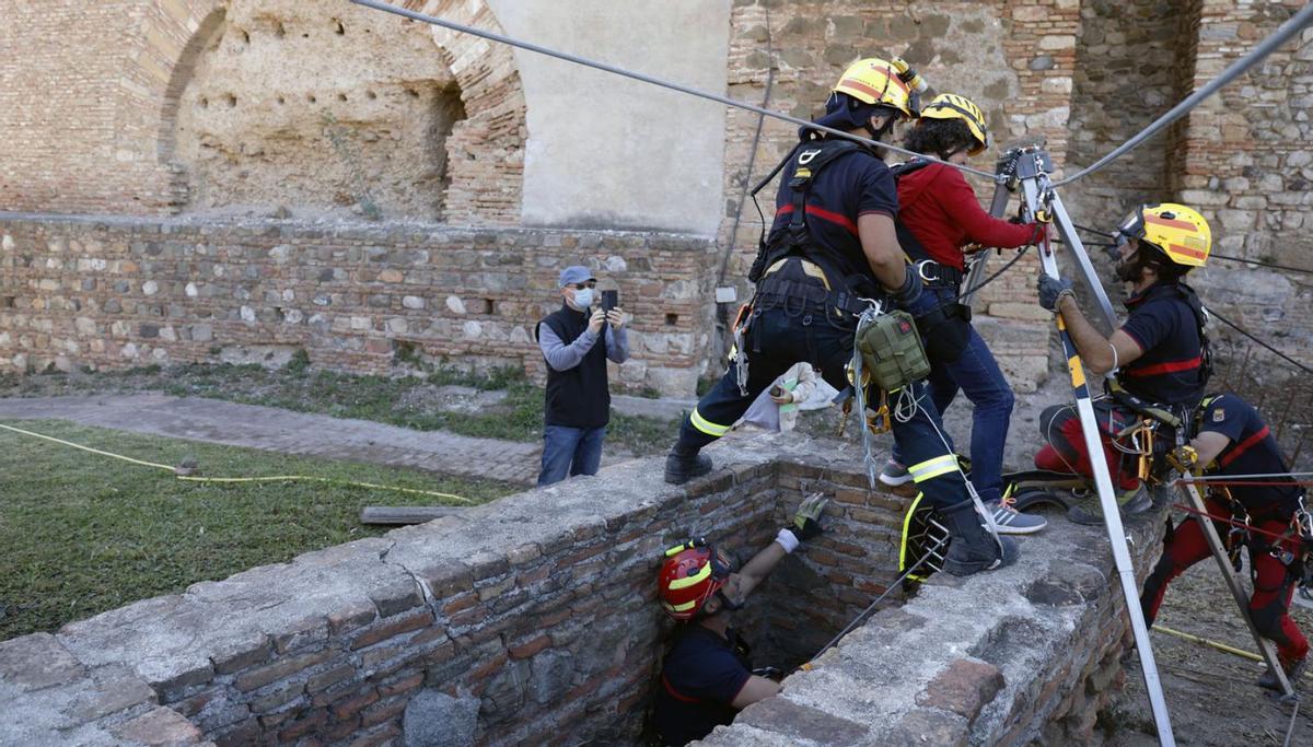 Entrando en el pozo Airón de la Alcazaba. | ÁLEX ZEA