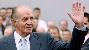 Joan Carles abandona aquesta matinada l’Hospital San José de Madrid després de l’operació, considerada un èxit pel director gerent del centre hospitalari, Javier de Joz.
