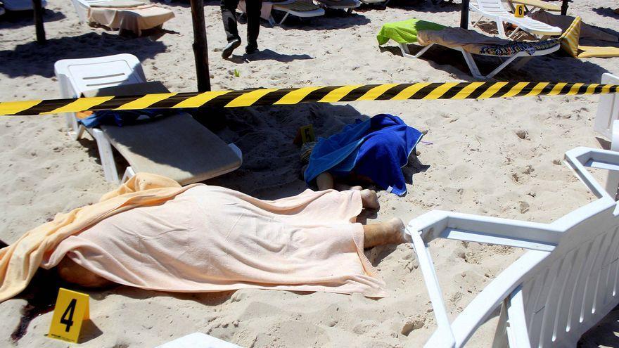 Dos de las víctimas del ataque terrorista en uno de los hoteles de playa de Sousse (Túnez) en el que 27 personas han muerto y otras seis resultaron heridas.