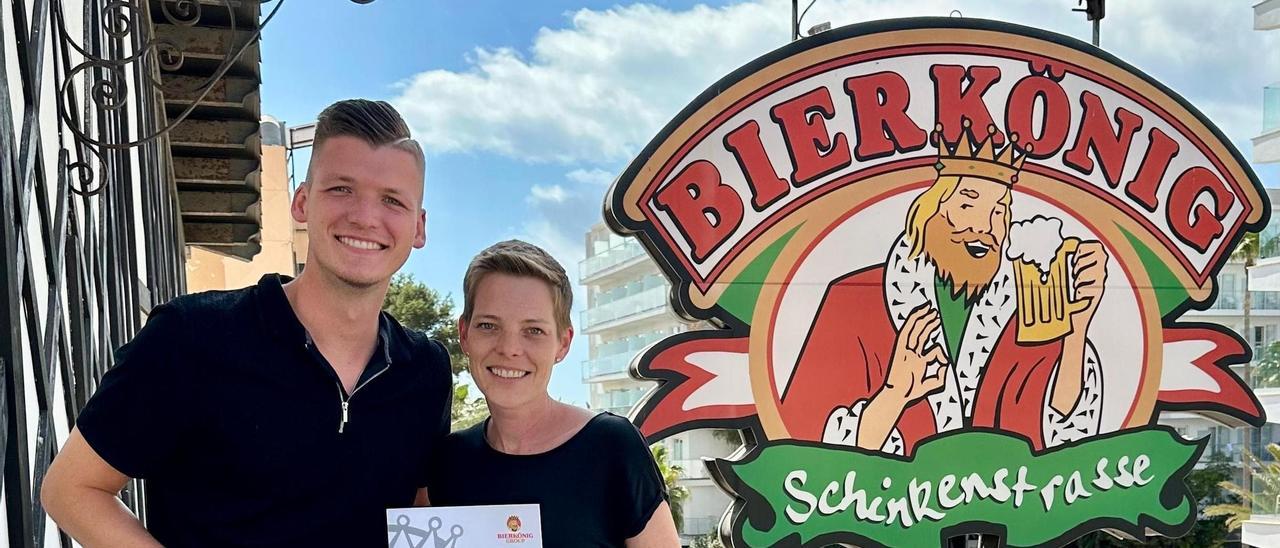 Kristin Langer und Julian Sommer nach Vertragsabschluss auf der Bierkönig-Balustrade.
