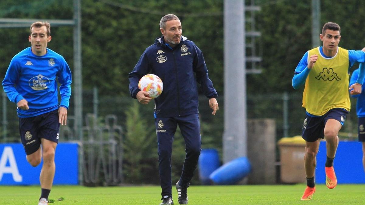 El entrenador del Deportivo, Óscar Cano, entre Rubén Díez y Brais Val, durante un entrenamiento.