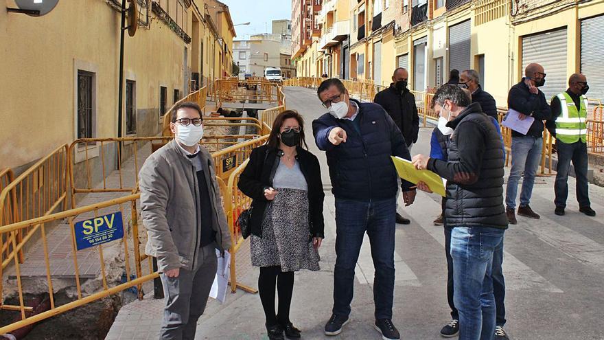 Los ediles Sanchis y Cuesta con Modesta Pastor, del colectivo vecinal, en la visita a las obras. | LEVANTE-EMV