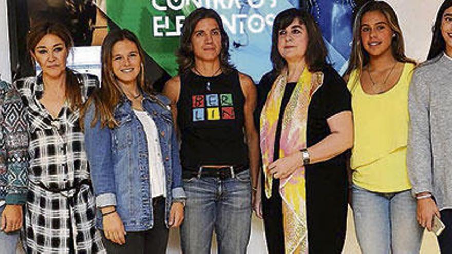 Destacadas deportistas galegas, onte na Deputación cunha deputada e unha socióloga.