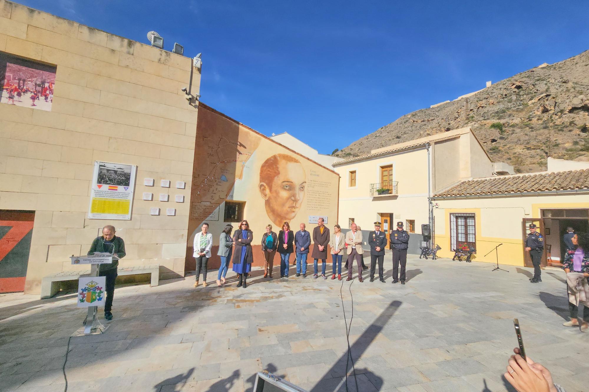 Homenaje a los oriolanos víctimas en los campos de concentración nazis colocando sus "Taullels de la Memòria" en el Rincon Hernandiano