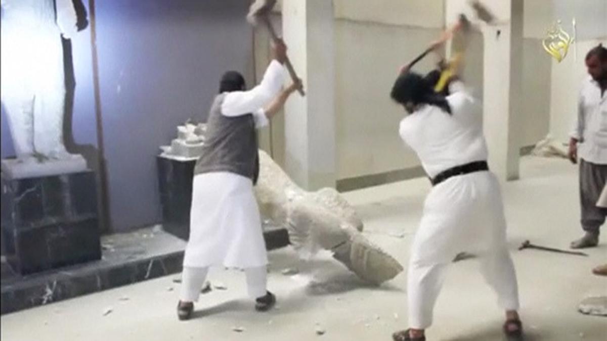 Destrozo de estatuas en el museo de Mosul