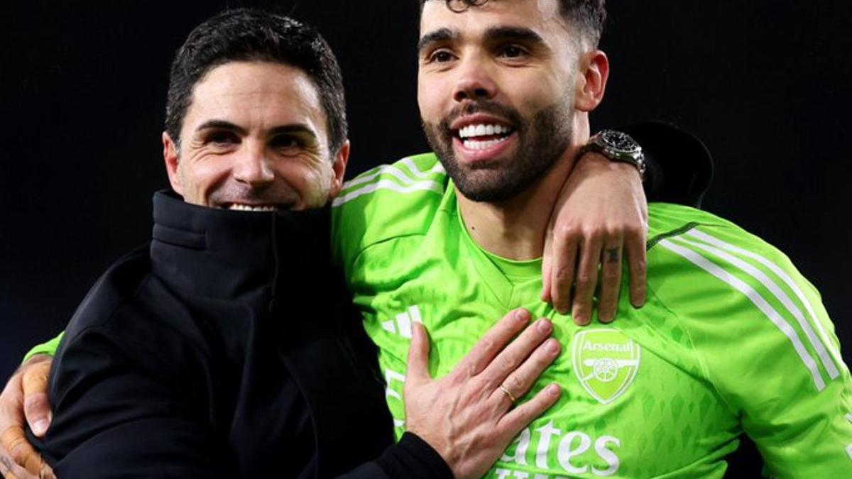 Mikel Arteta y David Raya.