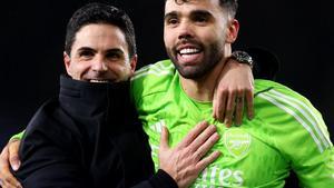 Mikel Arteta y David Raya.