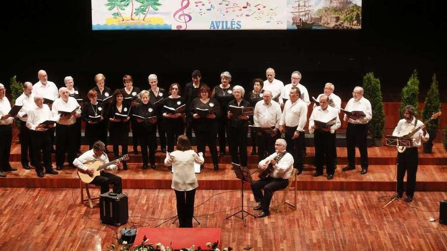 El Coro &quot;Amigos de Miranda&quot;. A la izquierda, Román Antonio Álvarez, junto a César Coto, ayer.