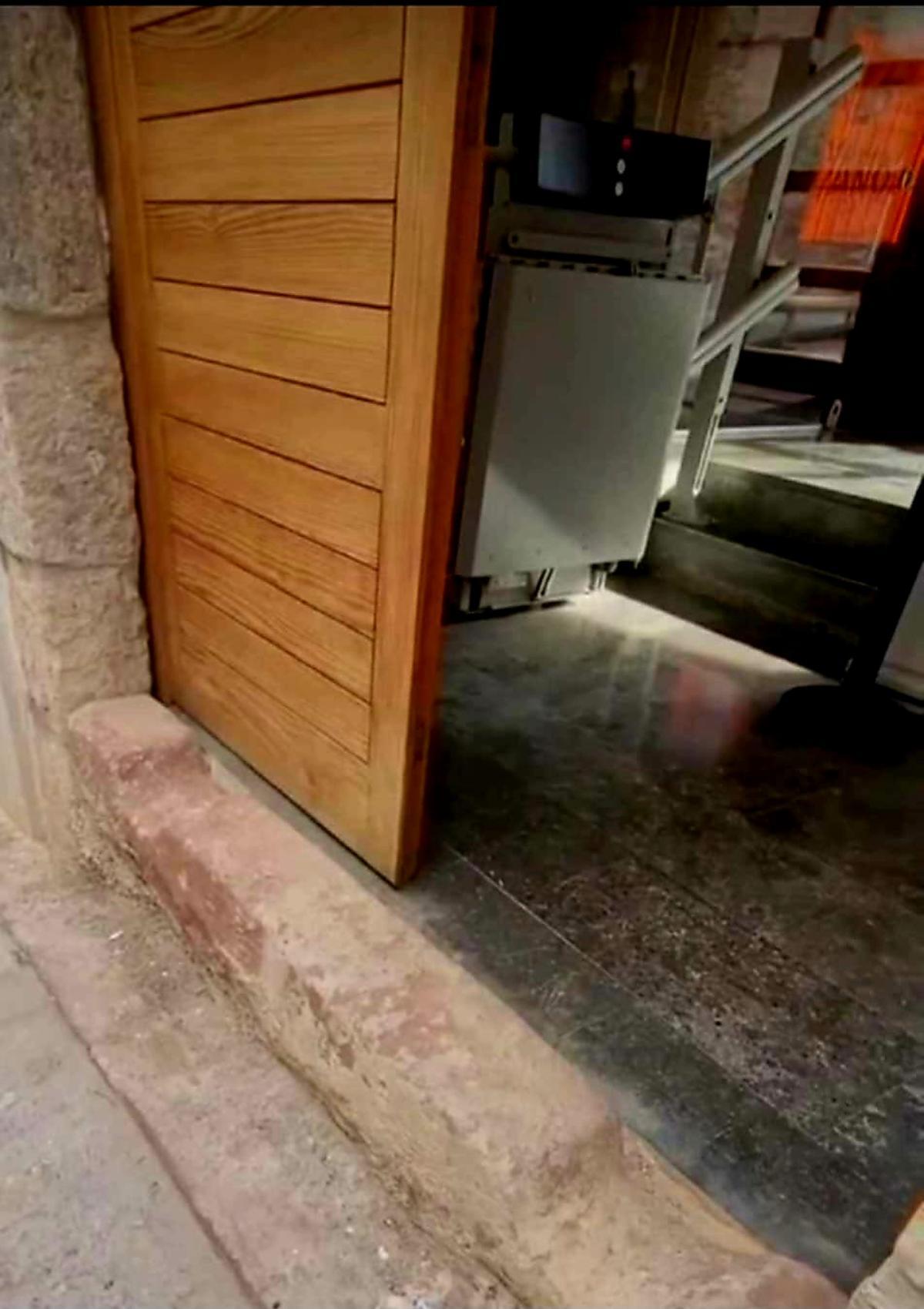 Escalón en la entrada de la Casa dels Berenguer.